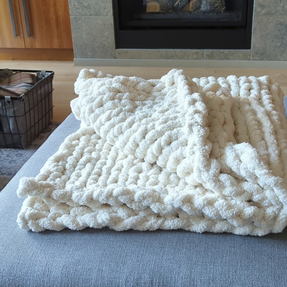 Handmade chunky knit blanket - Picture 2 of 3